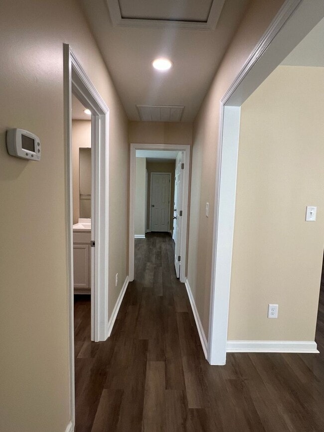 Building Photo - Nice  2 Bedroom, 2 bath duplex.