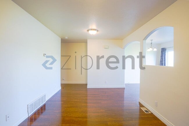 Building Photo - Unit