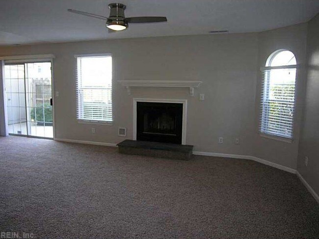 Gas Fireplace - 1640 Pattington Cir