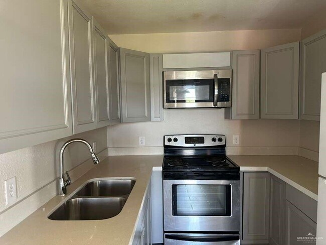 Building Photo - 10 Gastel Cir