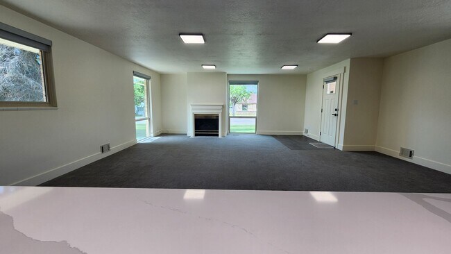 Building Photo - Earnshaw Estates 2