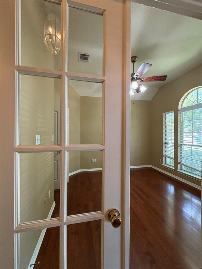 Foto del edificio - 207 Kettleman Ln N