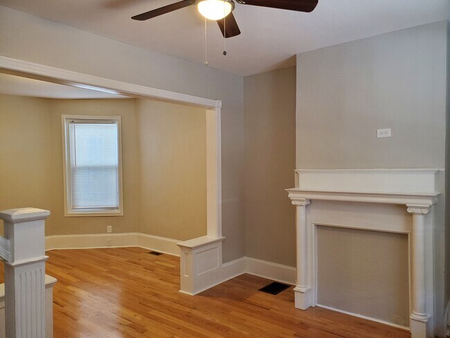 Livingroom - 461 W Earlham Ter