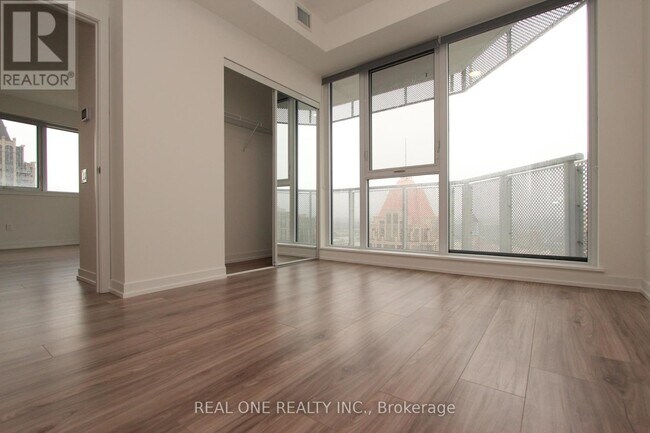 Photo du bâtiment - 4065-4065 Confederation Pkwy