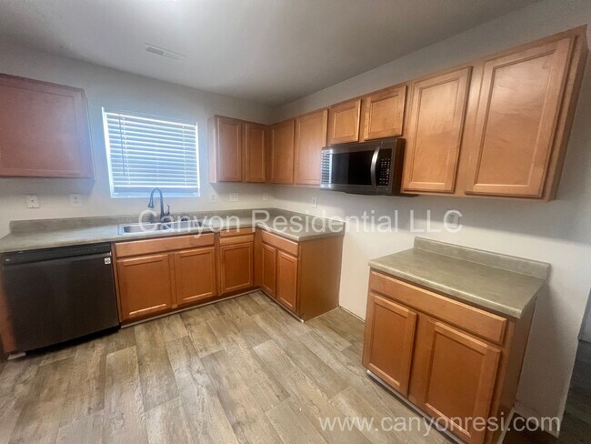 Building Photo - Charming Home with Modern Amenities and Fl...