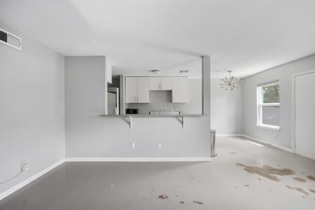 Foto del edificio - 2315 Burleson Rd