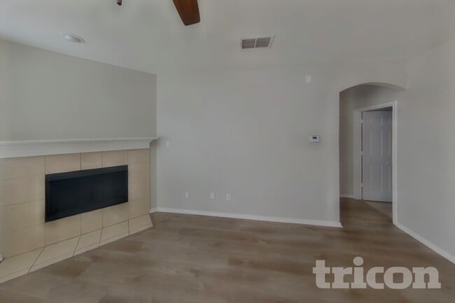 Building Photo - 3005 Glenrose Dr
