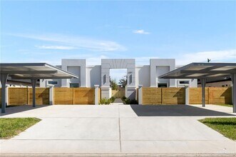 Building Photo - 18 Monaco Dr