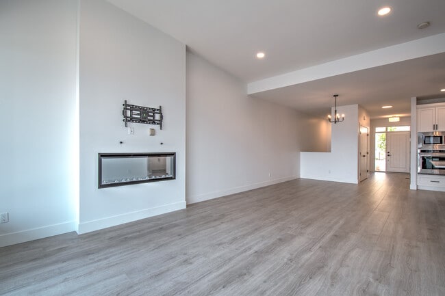 Building Photo - 7735-7735 Okanagan Hills Blvd