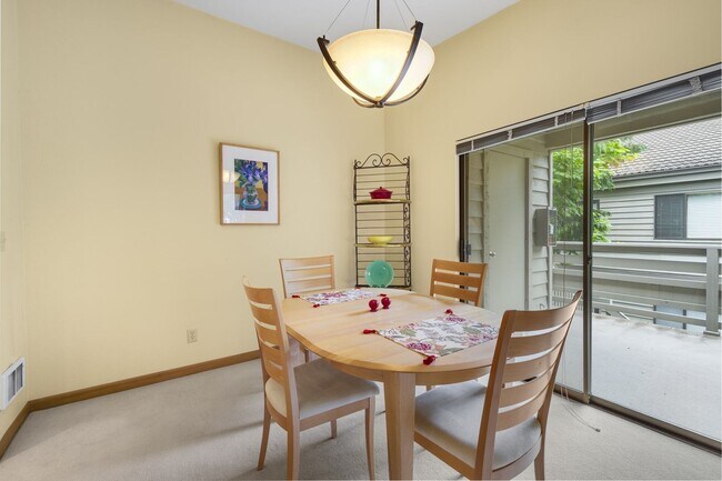 Foto del edificio - 1bed 1 bath water, sewer garbage & parking included Downtown Bellevue