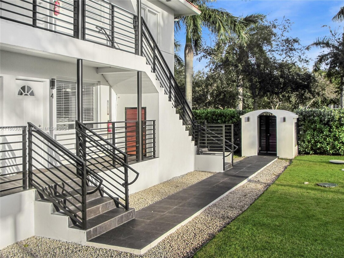 Primary Photo - 9220 Biscayne Blvd