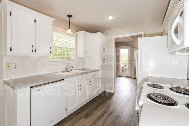 Building Photo - NICE OLATHE GEM! 4 Bed 2.5 Bath!