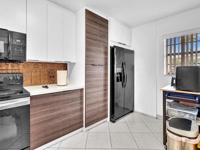 Foto del edificio - 1770 NE 191st St