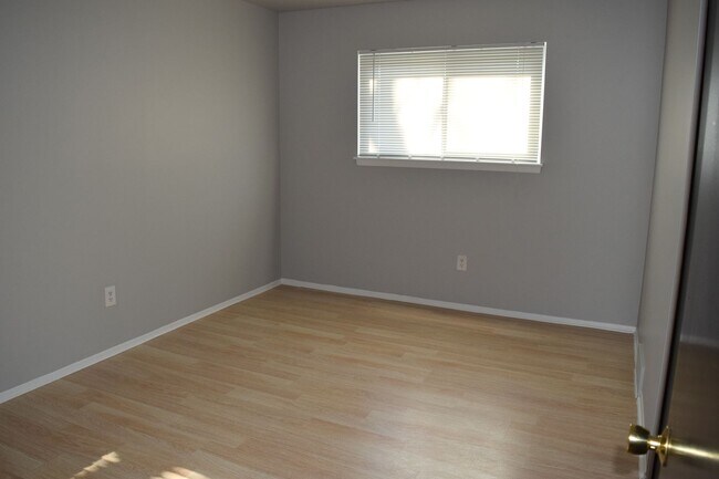 Building Photo - BEST PRICE IN ROYAL OAK 3 BEDROOM 2 BATHROOM FLAT!