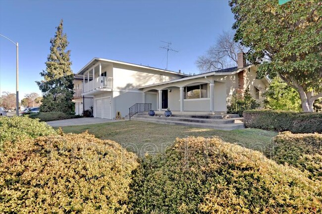 Building Photo - 1398 Thunderbird Ave