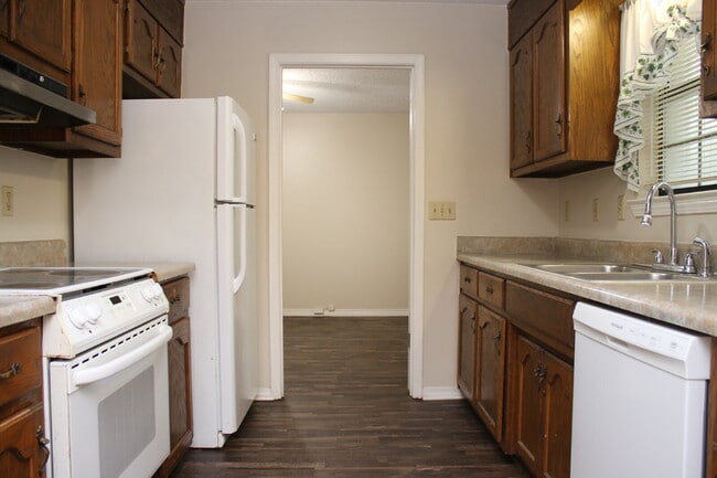 Foto del edificio - Spacious 4-Bedroom, 2-Bath Brick Home with Vaulted Ceilings, Fenced Yard, and Large Patio