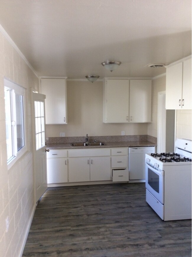 Building Photo - APPLY FOR THIS BEAUTIFUL HOME TODAY!