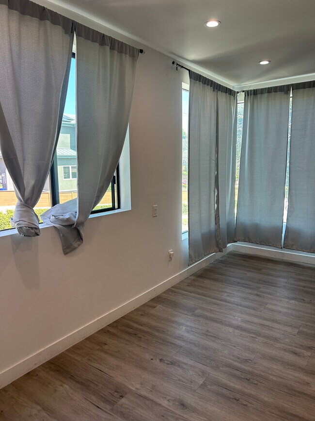 Foto del edificio - 10841 Wilkins Ave
