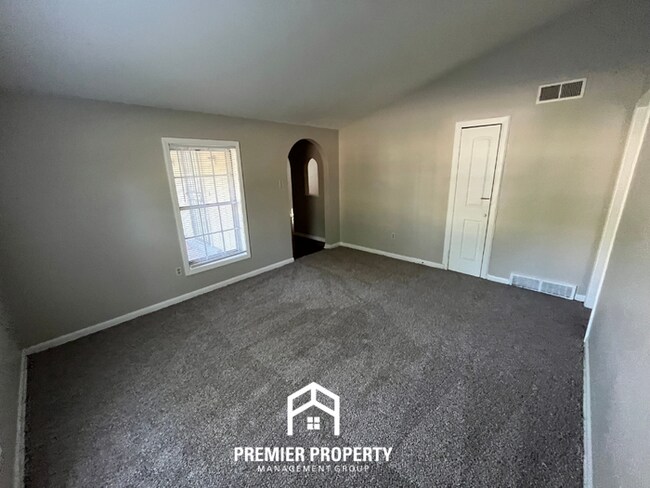 Foto del edificio - Charming 3BR/1.5BA in 38118 | Vaulted Ceilings, Fireplace & Formal Dining
