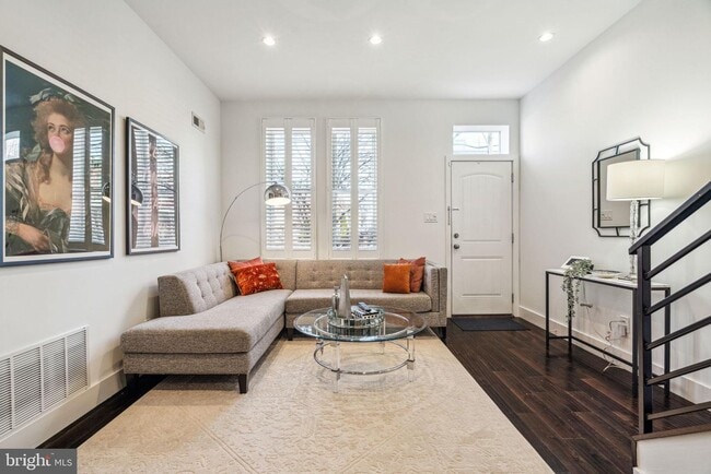 Living Room - 934 N 30th St
