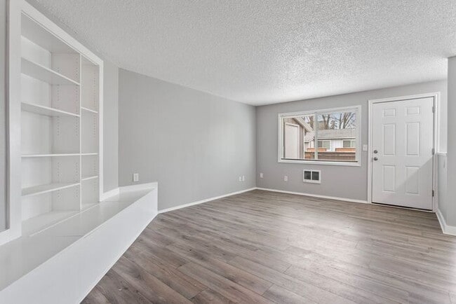 Building Photo - Great 2 bed 1 bath Ready Now! pets OK!!