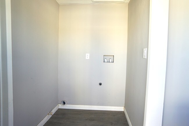 washer dryer hook ups - 128 N Saratoga St