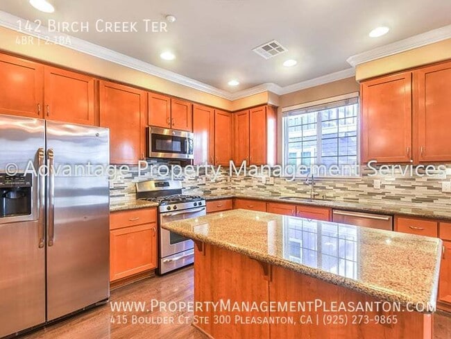 Building Photo - Exquisite Tri-Level 3 Bed w Office / 2.5 B...