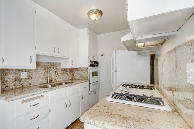 Building Photo - 1550 S Saltair Ave