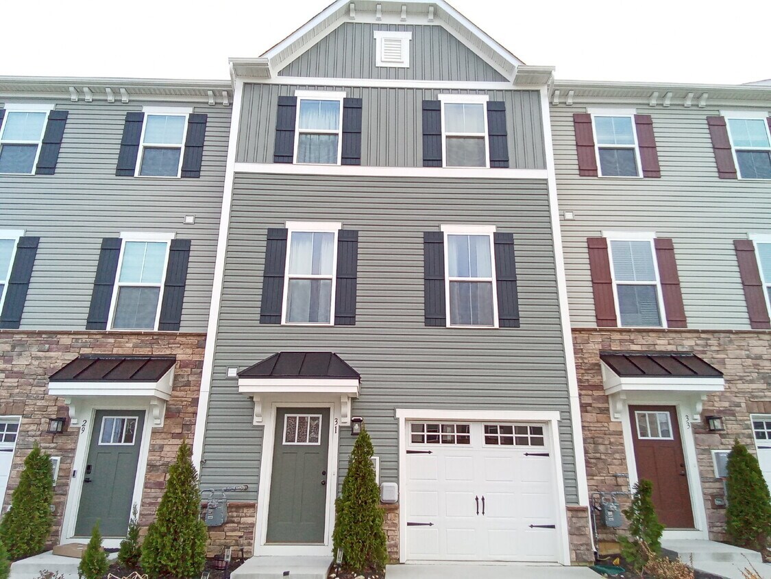 Beautiful 3 bedroom 2 1/2 bath townhome available for lease in Swedesboro - Beautiful 3 bedroom 2 1/2 bath townhome available for lease in Swedesboro