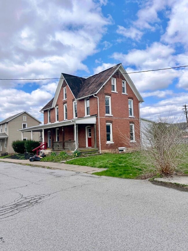 Building Photo - 125-127 Maple St