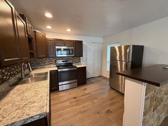 Building Photo - Updated 3BR w/ Hardwood Floors, Walk-In Shower & Stainless Steel Kitchen