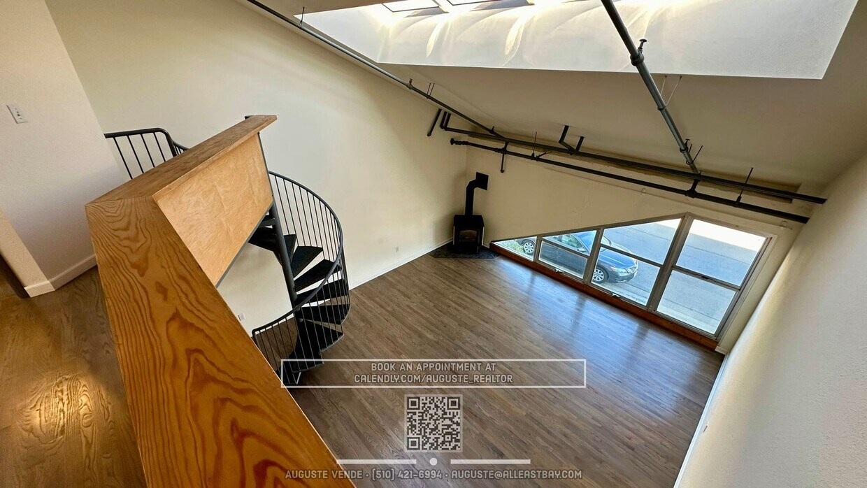 Primary Photo - Bright Work-Live Loft in the Heart of Emer...