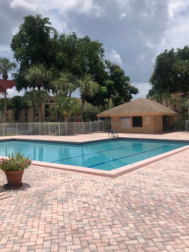 Building Photo - 950 Egret Cir