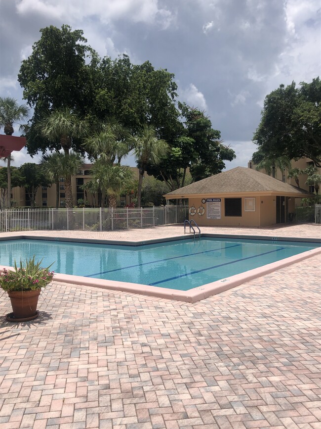 Building Photo - 950 Egret Cir