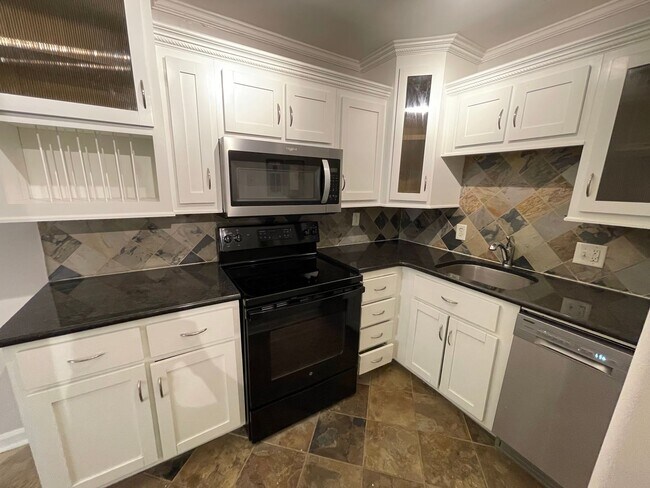 Foto del edificio - STUDIO APARTMENT LEASING NOW! 1/2 DEPOSIT SPECIAL