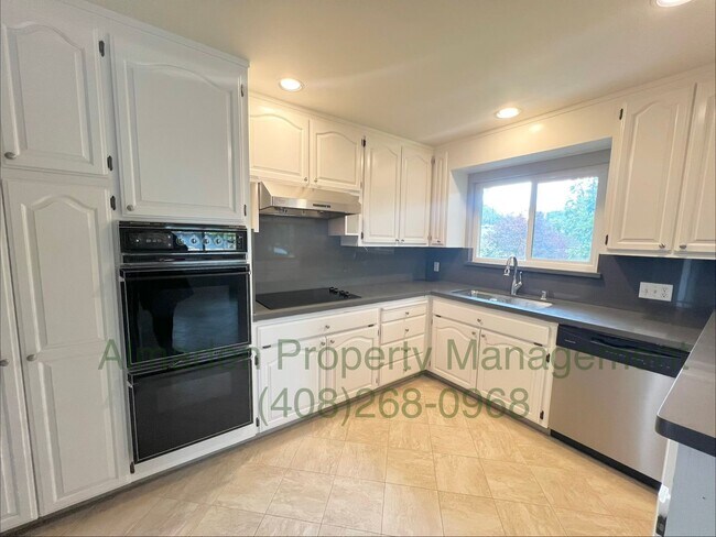 Foto del edificio - Newly Remodeled Tri-level Home! New Paint & No Carpets!