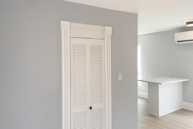 Building Photo - 569 Sherbrooke St