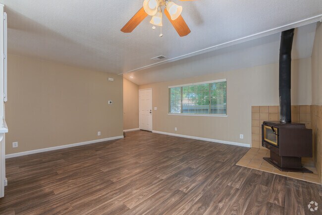 2 habitaciones, 2 baños - 1190 pies cuadrados - Sala de estar - Auburn Townhomes