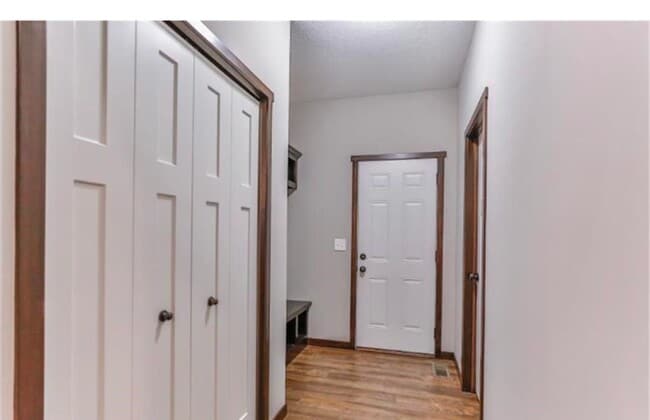 Building Photo - 5 bedroom, 4bath home in Ham Lake with lar...