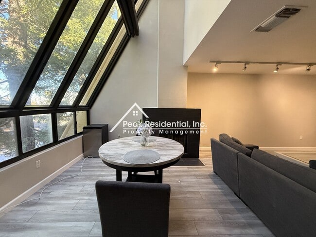 Building Photo - Updated 3 bd/3 ba Condo in Sacramento with...