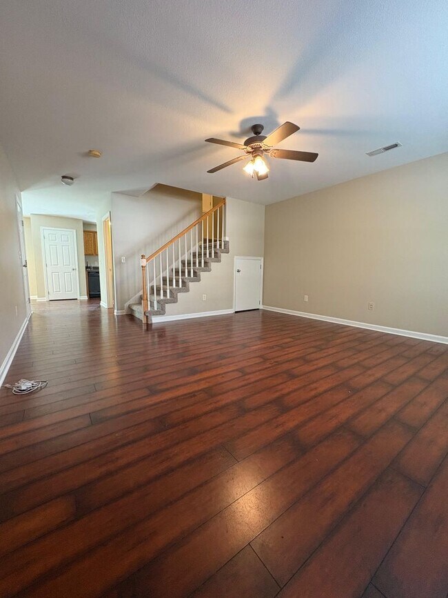 Foto del edificio - Knoxville 37923 - 2 bedroom, 2.5 Condo - Contact Kristie Hopwood (865) 233-6467
