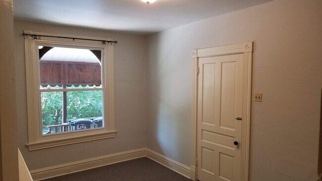 Dormitorio 1 - 309 Lawn St