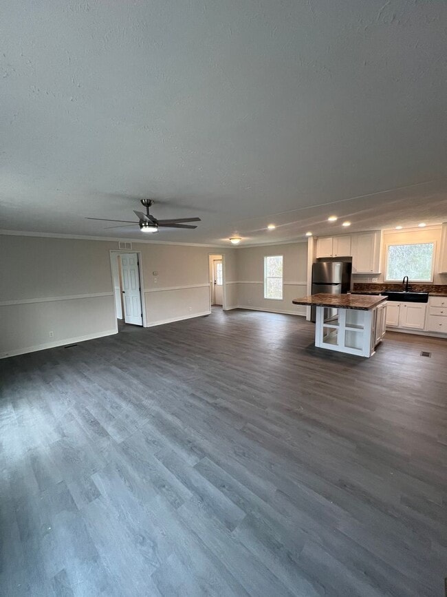 Foto del edificio - Large 3 bedroom / 2 bath home / 1 Acre FOR RENT