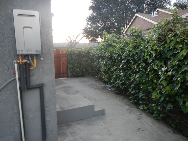 Building Photo - 8130 Hazeltine Ave