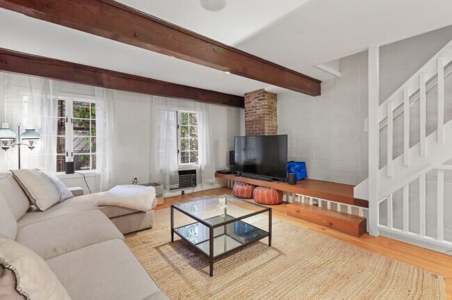 Building Photo - 52 Cedar Lane Way