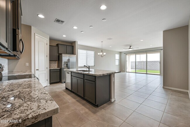 Foto del edificio - 24139 W Hess Ave