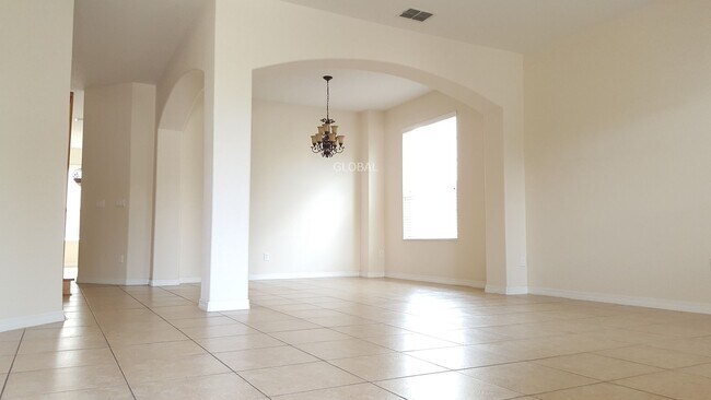 Foto del edificio - Elegant 4-Bedroom Home in Gated Eagle Creek with Resort-Style Amenities