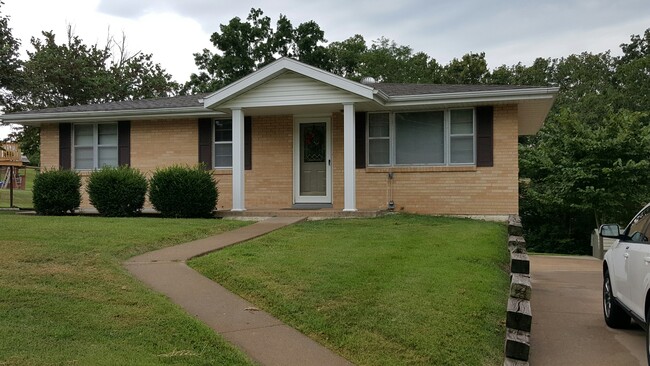 Building Photo - 2315 Meadowlark Ln