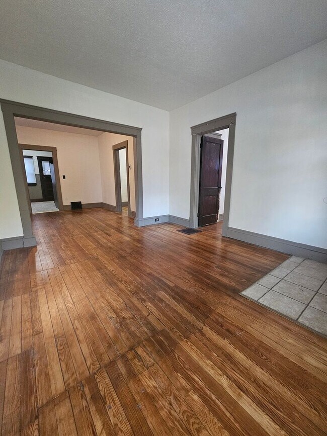 Building Photo - 3913 Henritze Ave