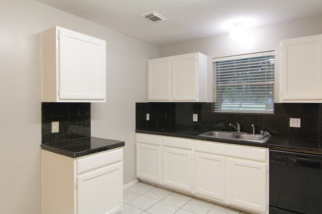 Building Photo - 8230 Golf Green Cir